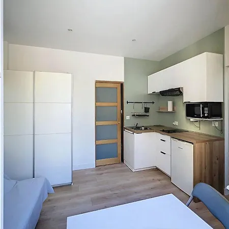 Studette Au Centre De Apartment *