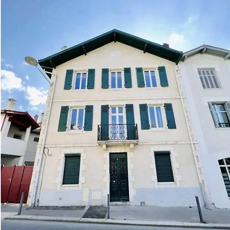 Studette Au Centre De * Biarritz