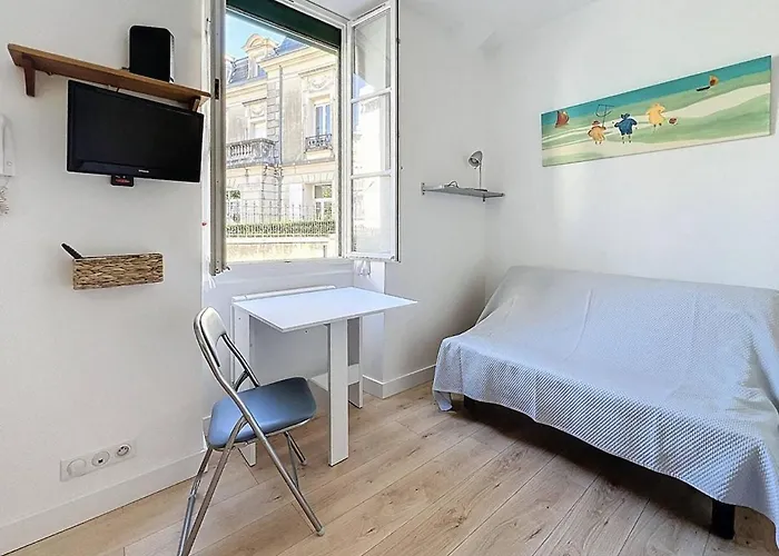 Studette Au Centre De Apartment *